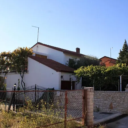 With A Parking Space - 7283