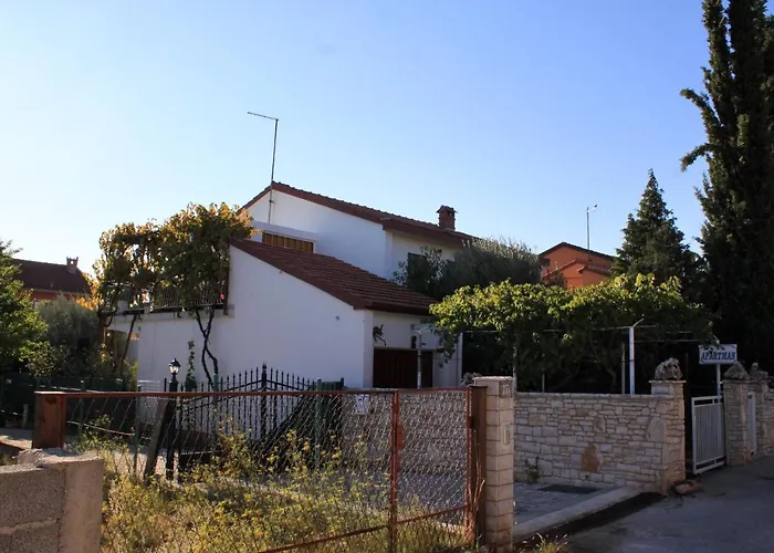 With A Parking Space - 7283